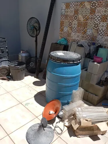 Prateleira de ferro, Tambor de água, Telhas Transparentes