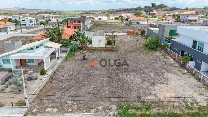 Excelente lote em condomínio fechado com acesso a BR-232 plano e pronto para construir á v
