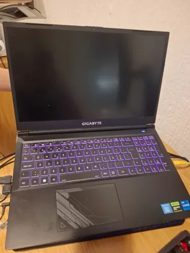 Notebook Gigabyte RTX 4060 + Monitor AOC Gaming 180 Hz