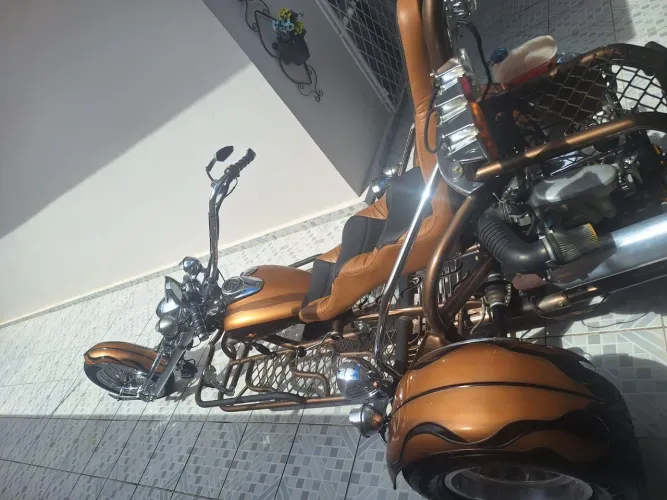 Linda e única  triciclo  com 3 lugares.