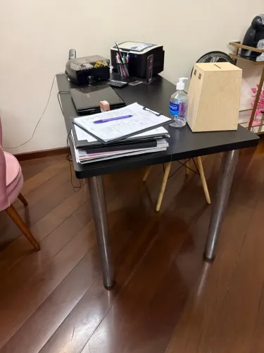 Mesa preta com pés de inox