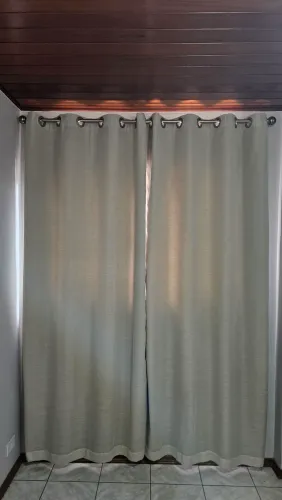 Cortina Bege de poliéster e linho 260x230 e Varão Extensivo de 1,60 a 3,00 metros