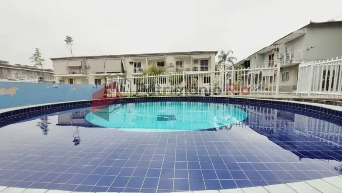 Casa vazia em condomínio com piscina, 2 quartos - 2 banheiros - Aceitando Financiamento!