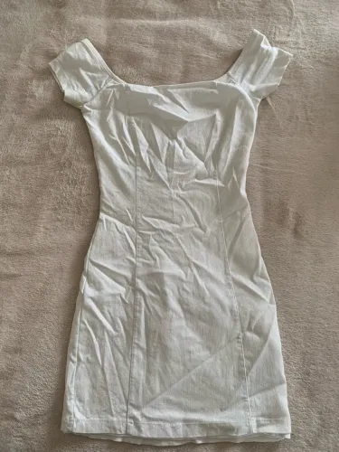 Vestido branco detalhes dourados tamanho P