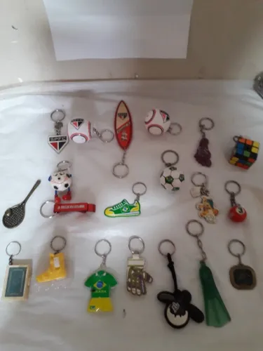  Lote  Chaveiros Esportivos Com 20 Peças