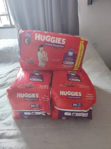 Fralda huggies roupinha Tamanho - M com 72 unidades