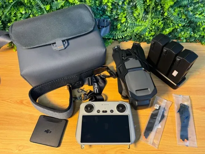 Drone DJI Mavic 3 Controle DJI RC com tela integrada 3 baterias inteligentes