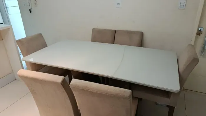 Mesa de jantar retangular 1,80x0,90 com 6 cadeiras.
