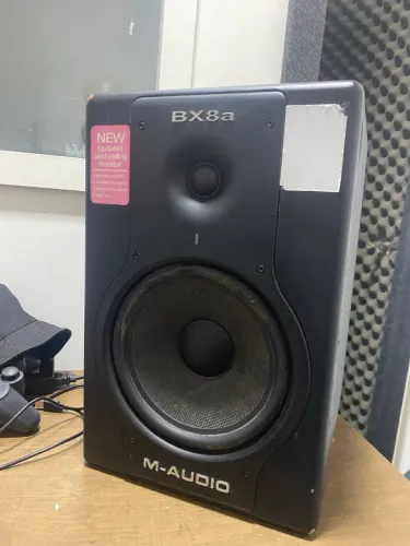 Par Monitor de áudio M-Audio BX8a (Caixa de Som)