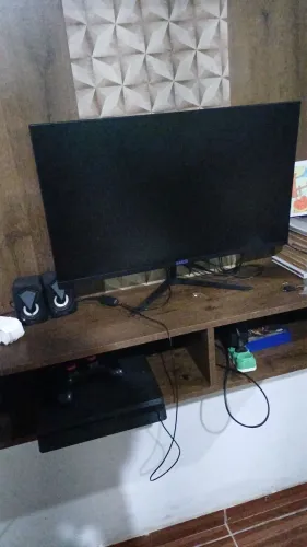 PLAYSTATION 4 SLIM, COM 1 CONTROLE ORIGINAL, 2 JOGOS E UM MONITOR