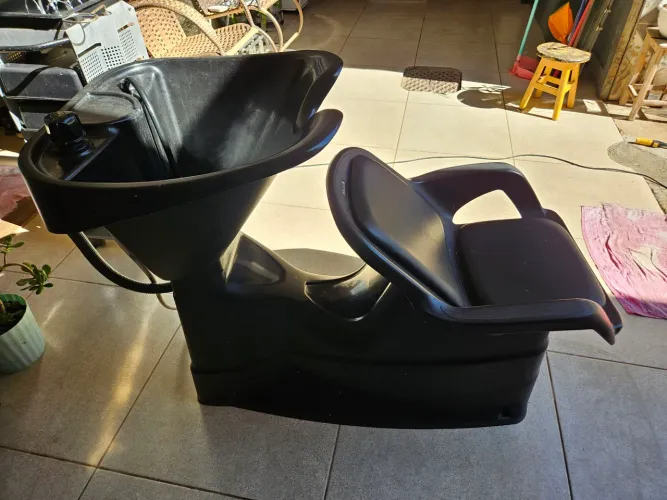 Vendo lavatório cadeira de cabeleireira um carinho e uma cadeira