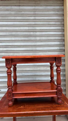 mesa de canto em madeira nobre