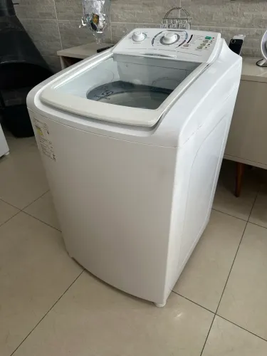 Lavadora de roupa Electrolux 10 Kilos , novíssima . Aceito cartão.