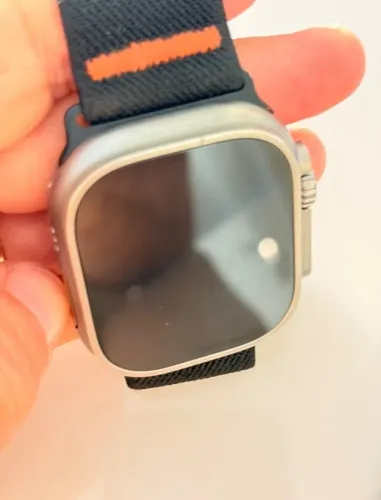 Apple Watch Ultra 2 usado com 2 pequenas marcas