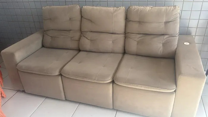 Sofá retrátil 3 lugares.