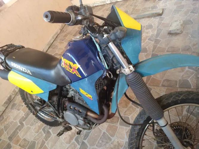 Vendo XLX350R bem conservada, pra quem gosta de moto bruta, motor forte e potente.