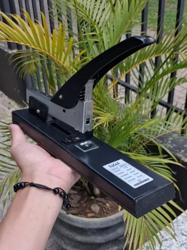 Grampeador profissional Eagle 938 para até 100 folhas.