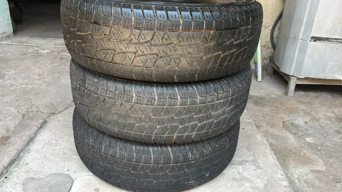Vendo pneus da hilux