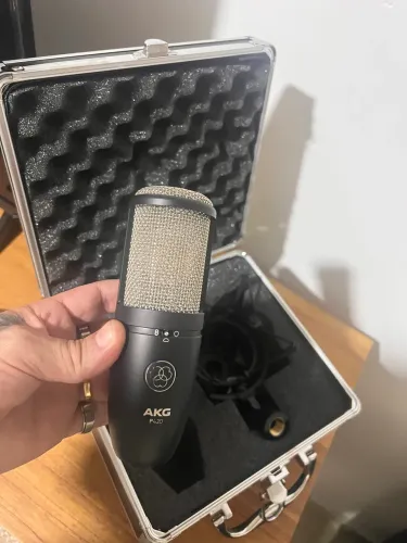 Microfone AKG P420 novinho