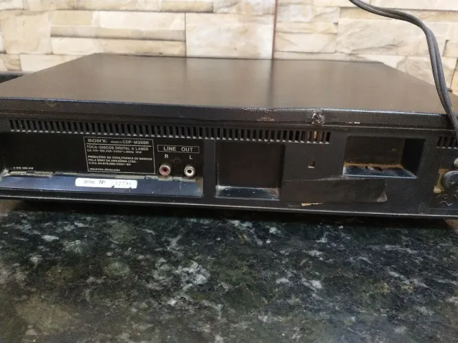 Aparelho toca CD Sony MBR 39 com detalhes liga mais não toca