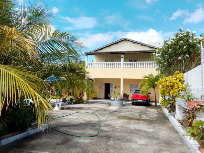CASA COM PISCINA EM TERRENO DE 525m² NA PRAINHA - A POUCOS MINUTOS DA PRAIA