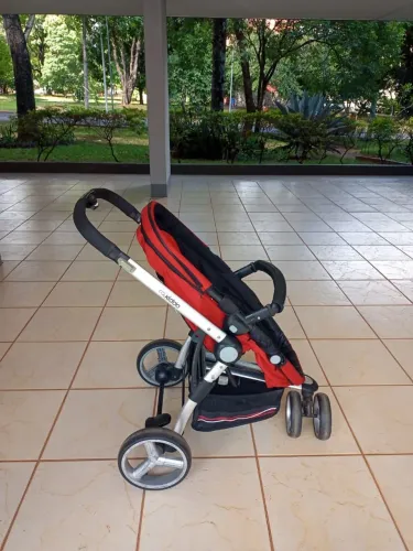 Carrinho de Bebê Kiddo Completo com Bebê-Conforto - Vermelho