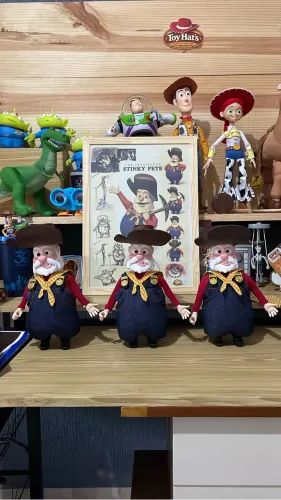 Boneco Stinky Pete Mineiro com caixa de voz Português