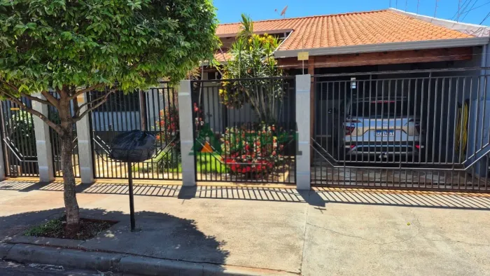 Casa Residencial/Comercial com 5 Quartos, 2 Suítes e Ampla Área de Lazer na Zona Oeste de