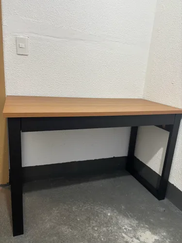 Mesa para Escritório/Home Office em Madeira e Preto - Excelente Estado