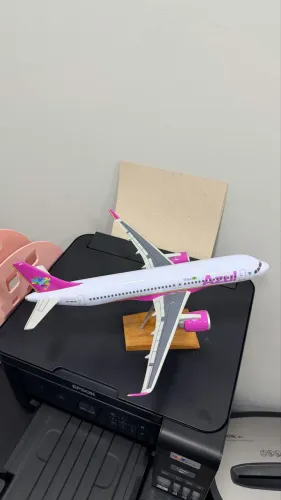 Miniatura Outubro Rosa Azul Linhas aéreas 35 cm em metal e base Madeira