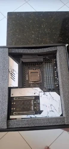 Placa-mãe ASRock X670E Taichi Carrara (DEFEITO) - Para Reparo ou Retirada de Peças