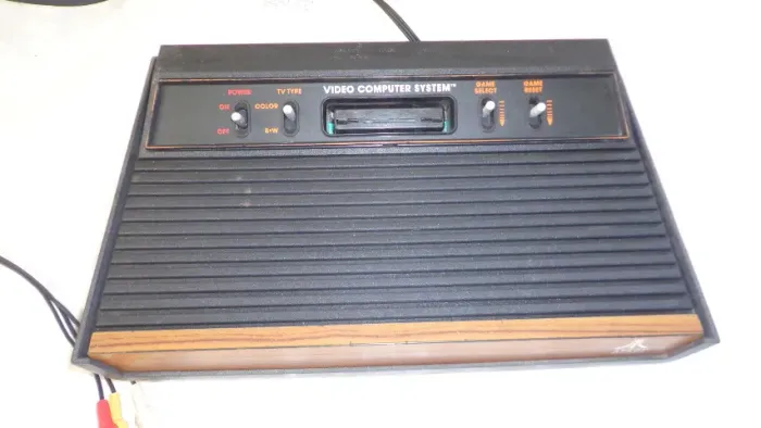 Console Atari 2600 Frente De Madeira Woodgrain Av Instalado (Usado)