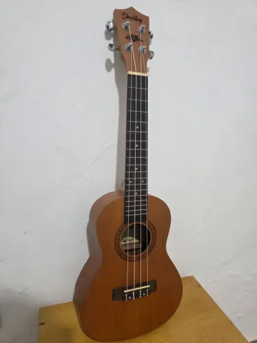 UKULELE SHELBY