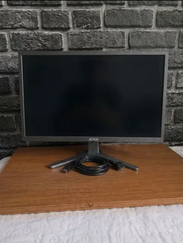 Monitor Gamer 15" HD 60hz, tudo funcionando normal e cabos inclusos, faço 350 no pix