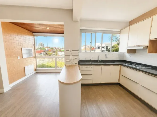 Apartamento com sacada e 2 dormitórios em Coqueiros