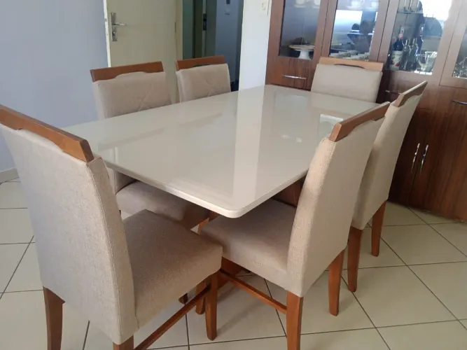 Mesa resistente de madeira 