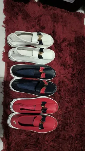 Vendo 3 pares de sapatos Femininos (Novos ) N  40 ,Numero p Contato : *