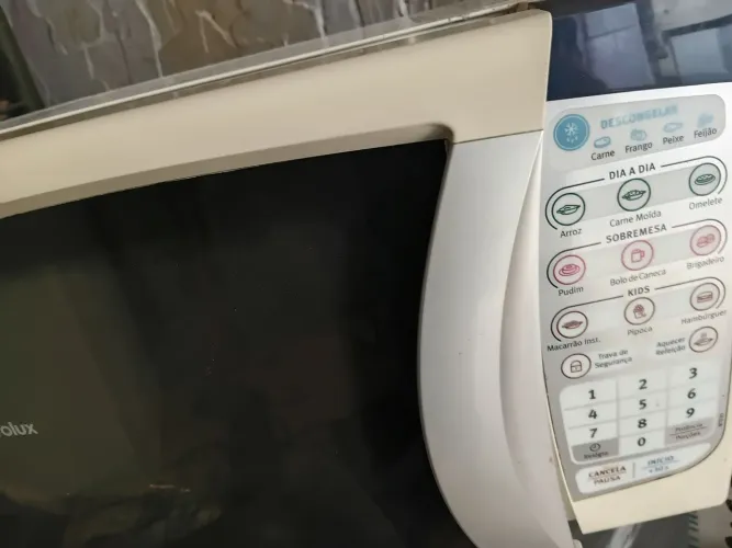 Micro-ondas Electrolux conservado