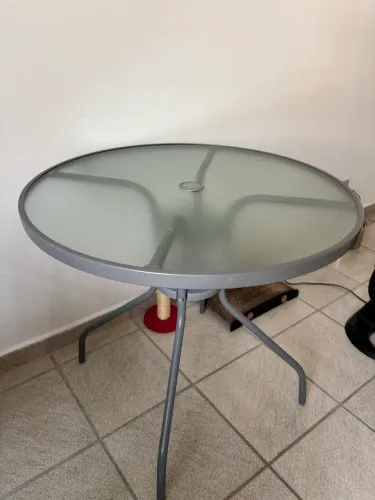 Mesa de aço com tampão de vidro
