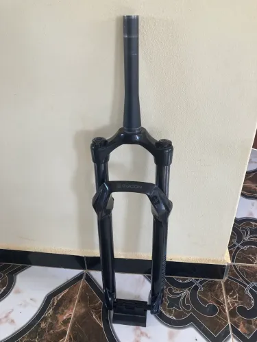 Rock shox recon 29 boost não tá travando