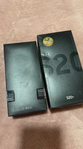 Samsung S20+ com tela com faixas