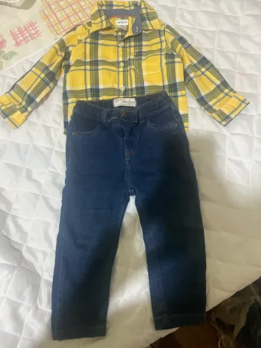 Calça jeans e blusa quadriculada carters