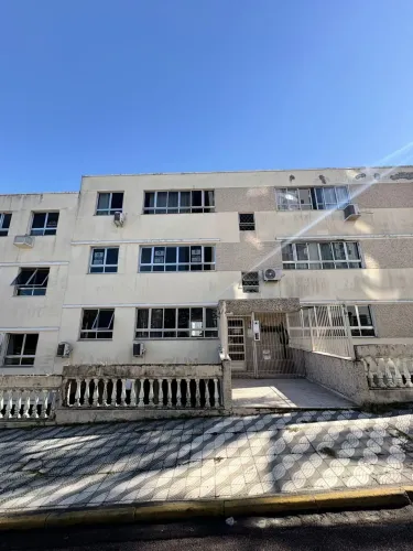 Alugo apartamento de 3 quartos semi mobiliado em Itaguaçu