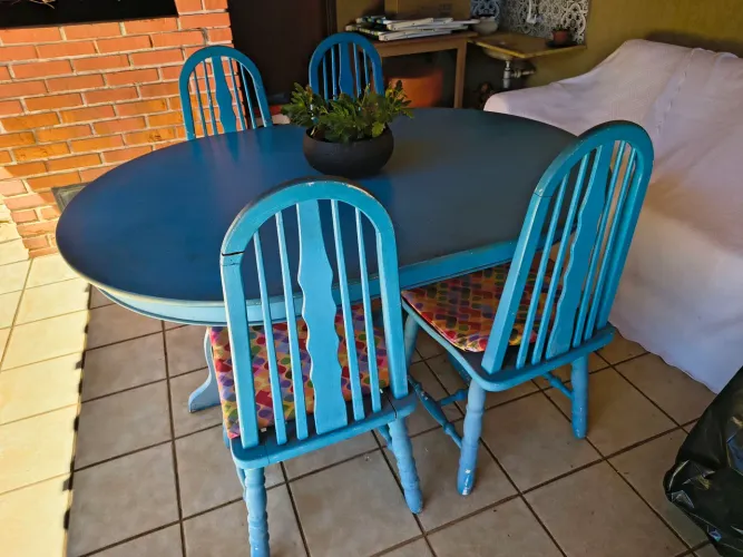 Mesa e 4 cadeiras. Vintage. Madeira maciça.