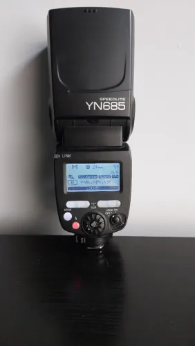 Flash Speedlight Yongnuo 685 com rádio embutido