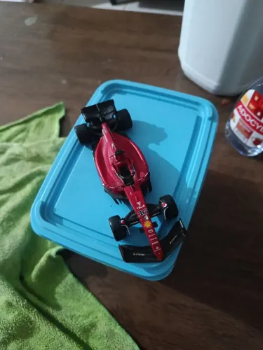Vendo 05 carrinhos de F1 em miniatura. Em bom estado de conservação.apenas por 50 reais ca