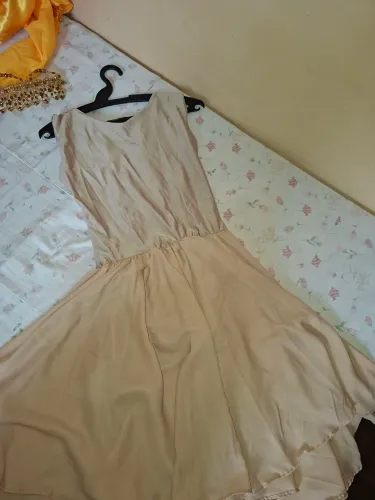 Figurino de ballet neoclássico bege