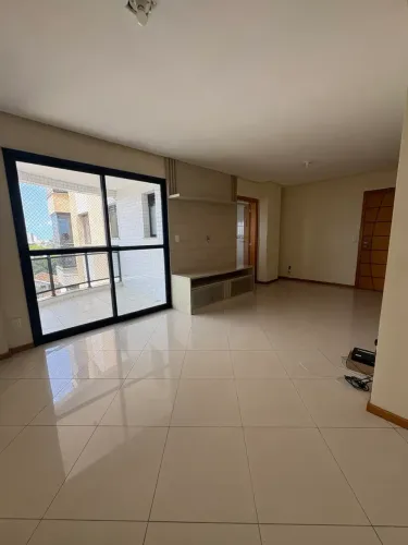Apartamento amplo com 2 quartos, suite e sacada.