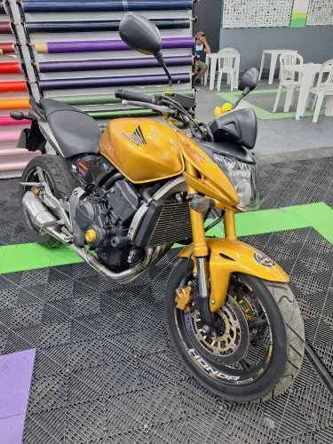 Hornet 600cc dourada