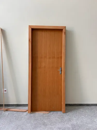 porta kit completo, instalado porém não usado, instalado em gesso com espuma .